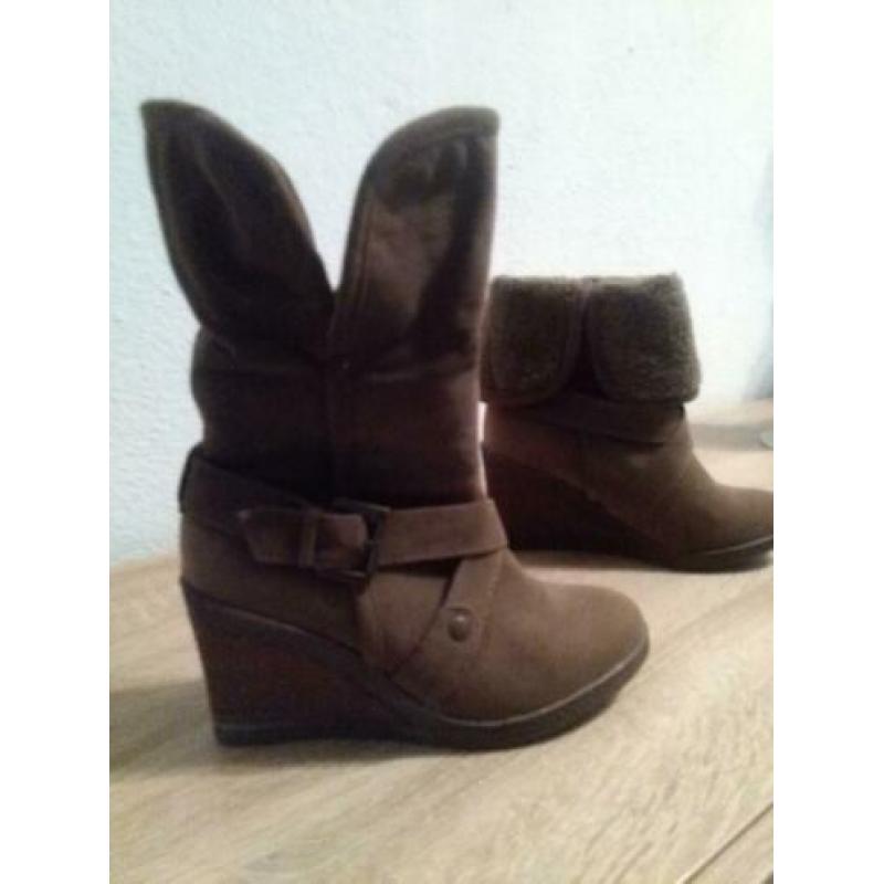 Mooie leren suede enkelslaarsjes, kleur bruin, merk TANGO.