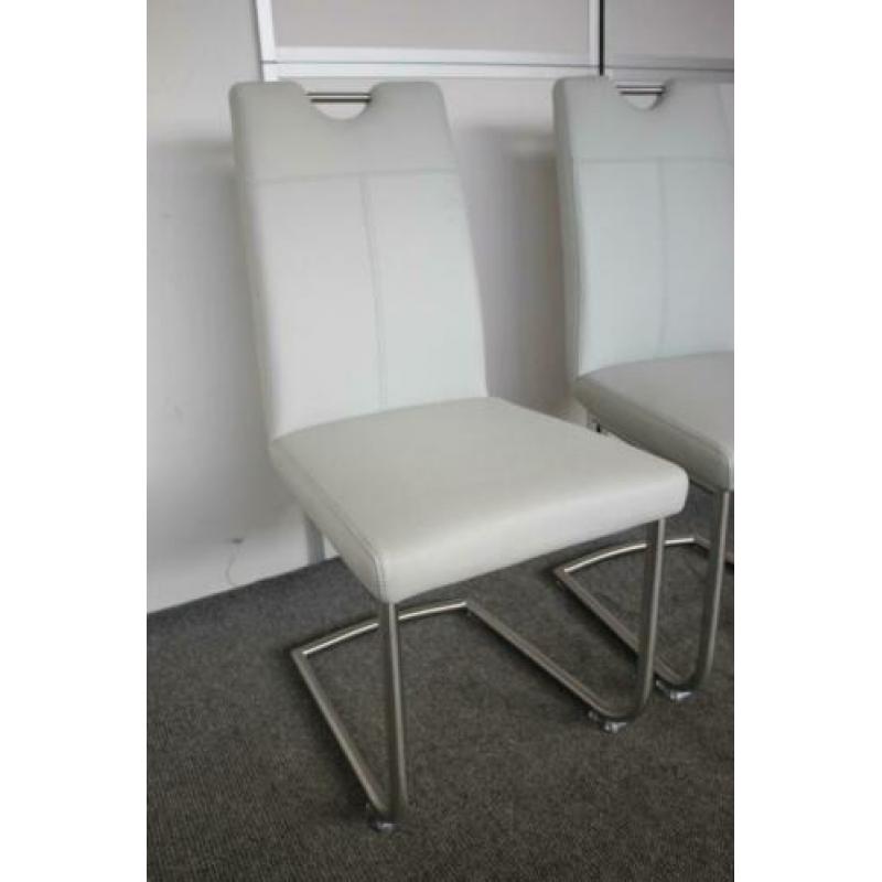 Twee Nieuwe Eetkamerstoelen Wit met handvat