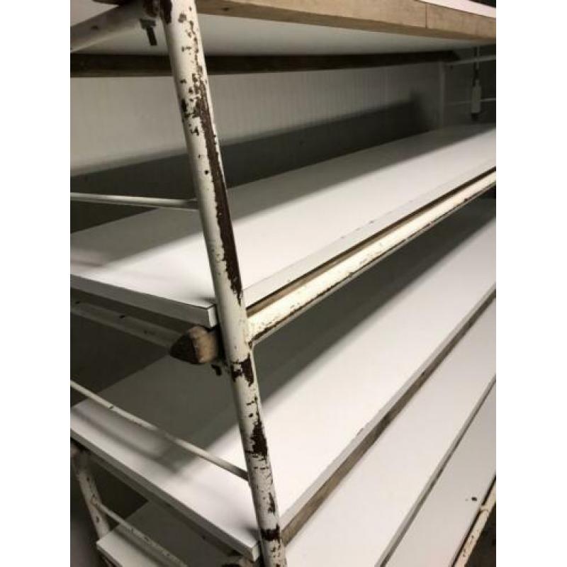 Vintage industriële rek / broodrek / bakkersrek