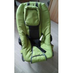 baby wipstoel/box en ledikantje met bedlinnen en dekbedje...