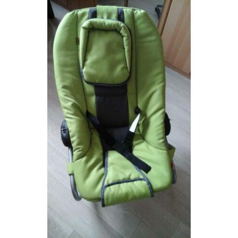 baby wipstoel/box en ledikantje met bedlinnen en dekbedje...