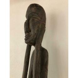 groot houten beeld