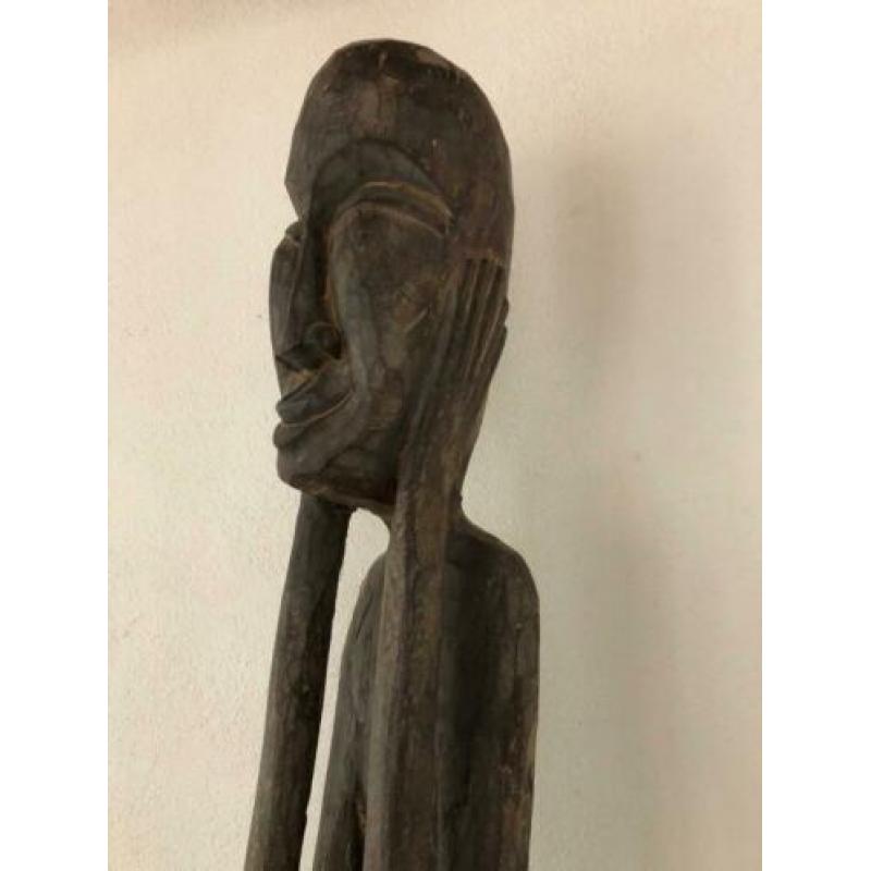 groot houten beeld