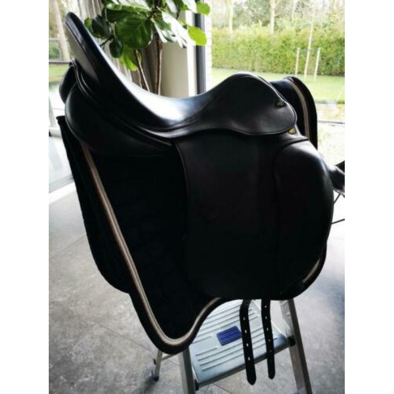 Prestige top dressage, maat 17/32, slechts 5 mnd gebruikt.