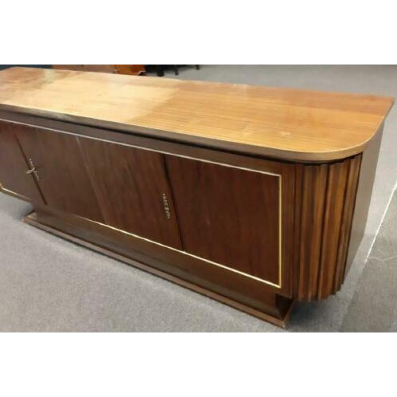 Vintage dressoir, met ladens en planken.