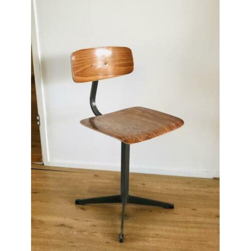 Vintage houten schoolstoelen