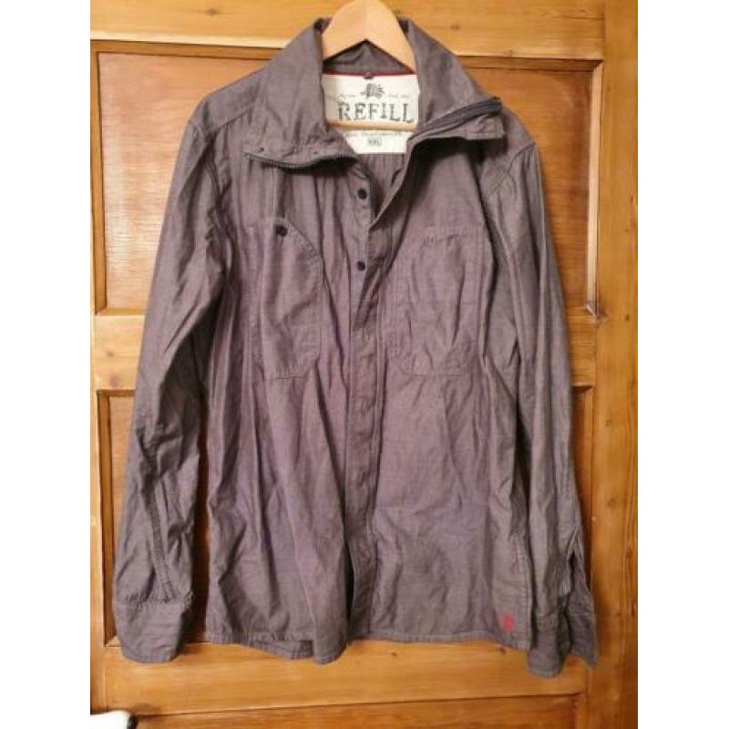 Mooie grijze blouse met rits en knopen van Refill, maat XXL