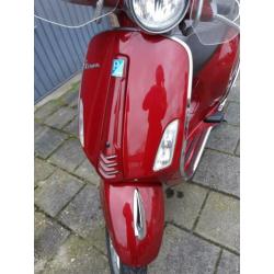 Vespa Primavera 25km (geen val schade en lage km stand)!