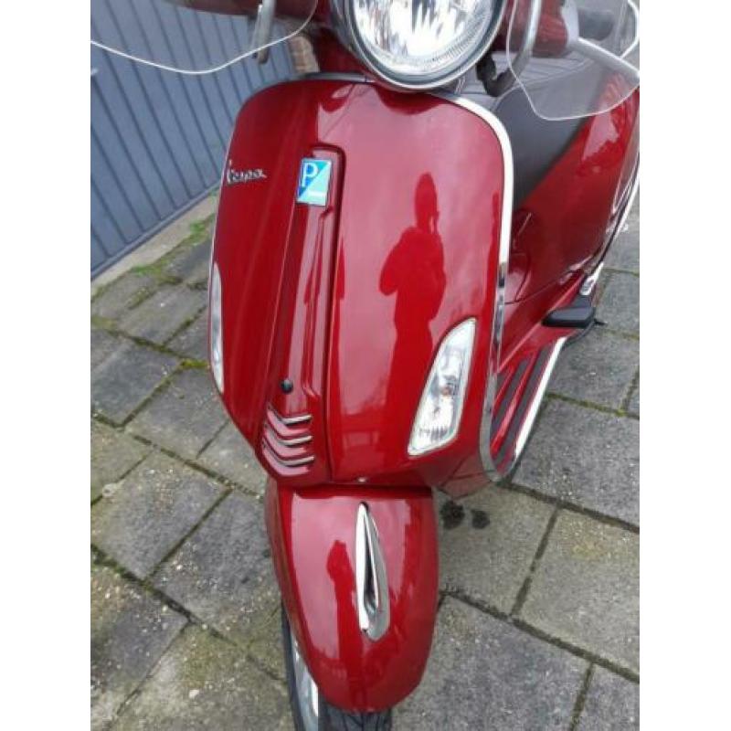 Vespa Primavera 25km (geen val schade en lage km stand)!