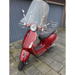 Vespa Primavera 25km (geen val schade en lage km stand)!