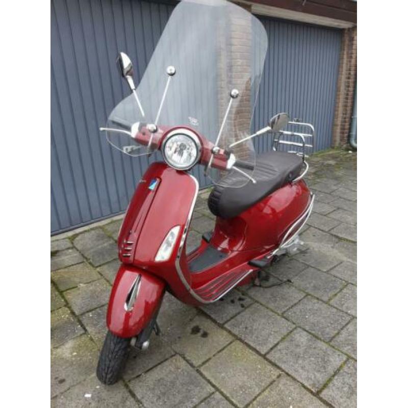Vespa Primavera 25km (geen val schade en lage km stand)!