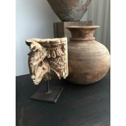 Oud ornament op voet India sober landelijk