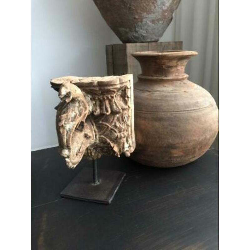 Oud ornament op voet India sober landelijk