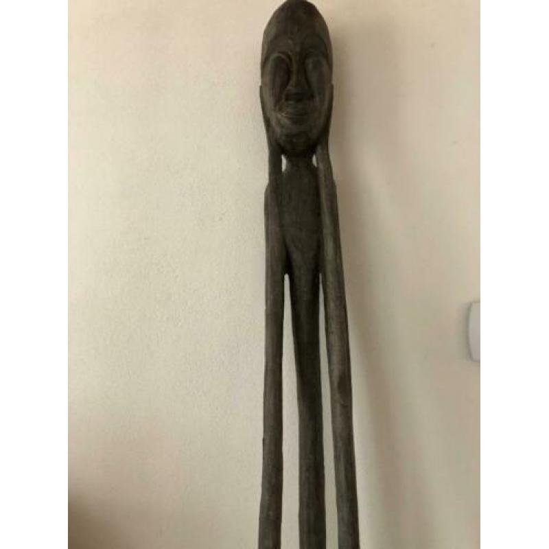 groot houten beeld