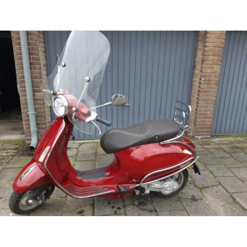 Vespa Primavera 25km (geen val schade en lage km stand)!