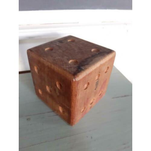 Grote oude houten dobbelsteen