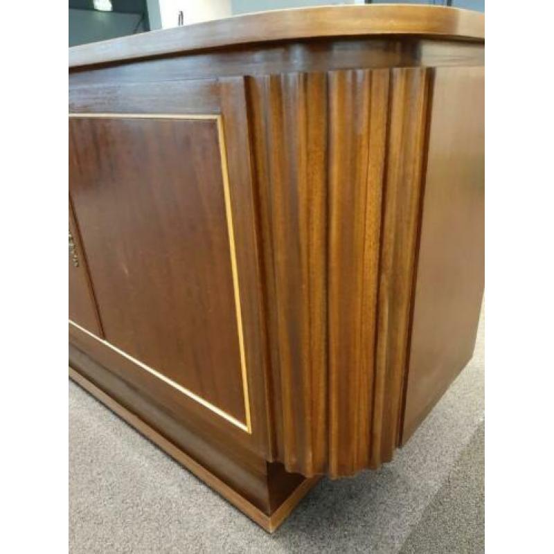 Vintage dressoir, met ladens en planken.