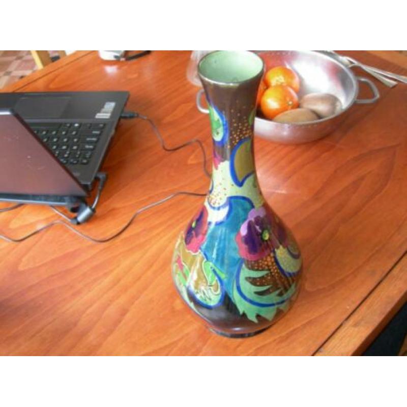 Een 34 cm. hoge platelen vaas 619/3 Gouda Holland