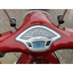 Vespa Primavera 25km (geen val schade en lage km stand)!