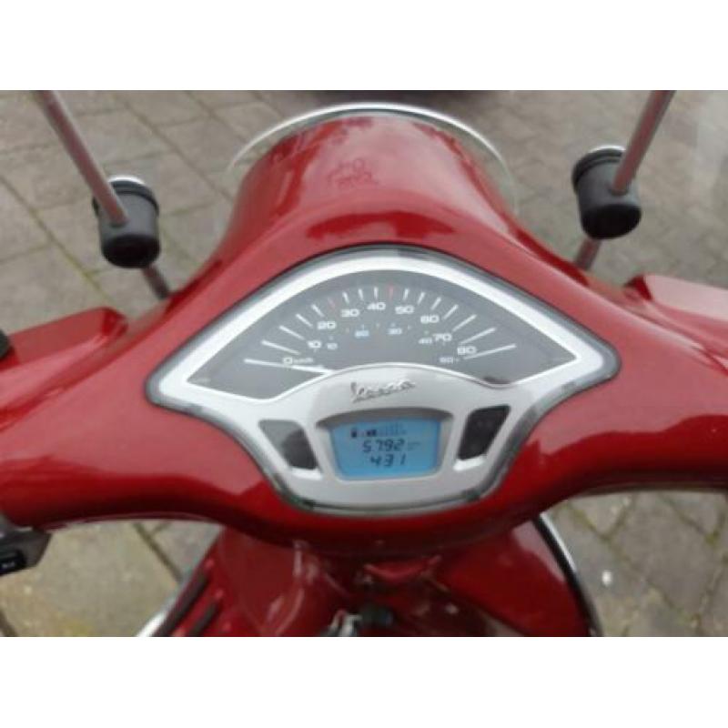 Vespa Primavera 25km (geen val schade en lage km stand)!