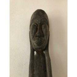 groot houten beeld