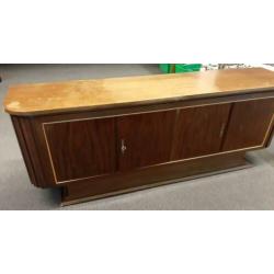 Vintage dressoir, met ladens en planken.