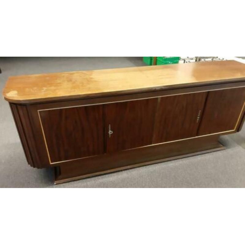Vintage dressoir, met ladens en planken.