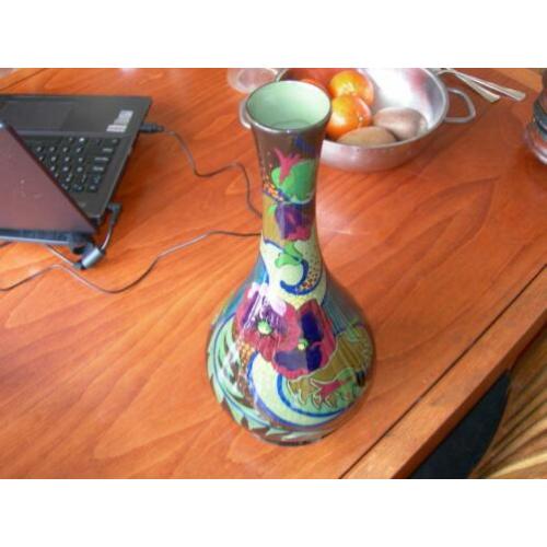 Een 34 cm. hoge platelen vaas 619/3 Gouda Holland