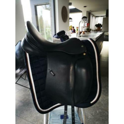 Prestige top dressage, maat 17/32, slechts 5 mnd gebruikt.