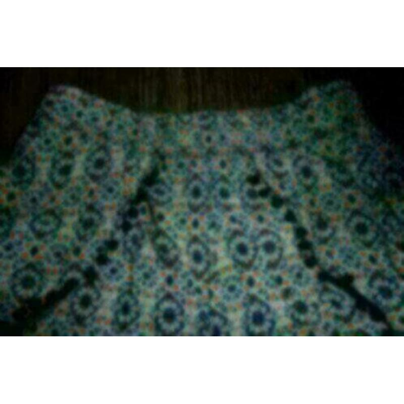 Short mt 34 dunne stof,met bolletjesrand,blauw/wit/oranje