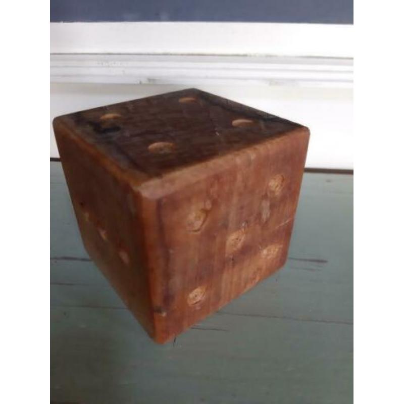 Grote oude houten dobbelsteen