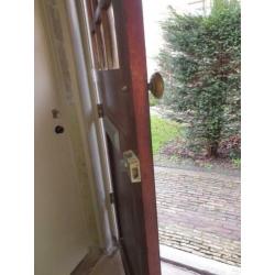 Hardhouten buitendeur breed 90,5 hoog 211,5 dik 4 cm.