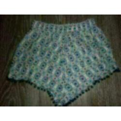 Short mt 34 dunne stof,met bolletjesrand,blauw/wit/oranje