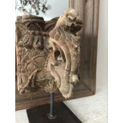 Oud ornament op voet India sober landelijk