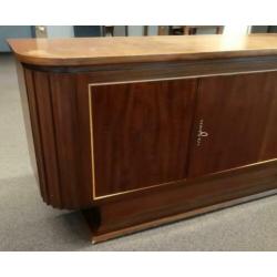 Vintage dressoir, met ladens en planken.