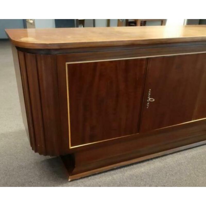 Vintage dressoir, met ladens en planken.