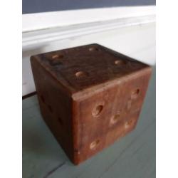 Grote oude houten dobbelsteen