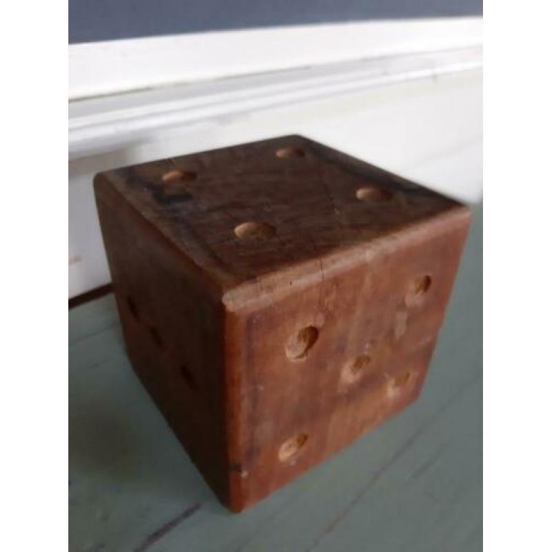 Grote oude houten dobbelsteen