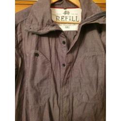 Mooie grijze blouse met rits en knopen van Refill, maat XXL