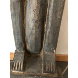 groot houten beeld