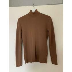 Jolie turtle top - coltrui - NIKKIE - Camel - Maat 40
