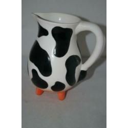 Zo goed als nieuwe kan met koeienvlekken en beker.