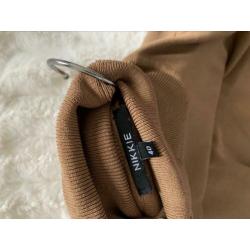 Jolie turtle top - coltrui - NIKKIE - Camel - Maat 40