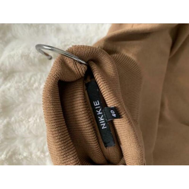 Jolie turtle top - coltrui - NIKKIE - Camel - Maat 40