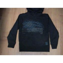 Garcia stoere zwarte sweater met grijs / blauwe opdruk + mut