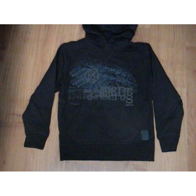 Garcia stoere zwarte sweater met grijs / blauwe opdruk + mut