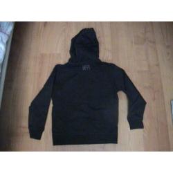 Garcia stoere zwarte sweater met grijs / blauwe opdruk + mut