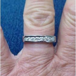 Schitterende 18krt gouden rij ring met diamant