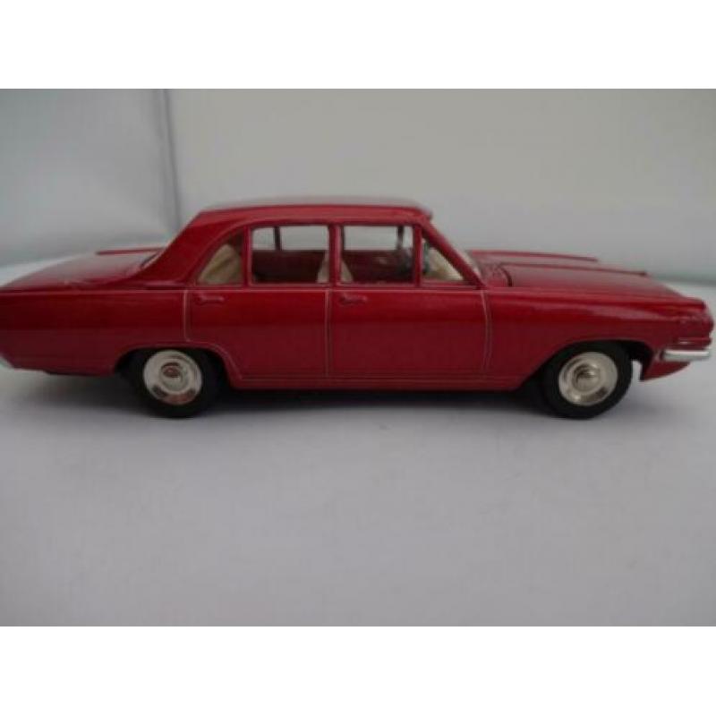 Opel Admiral Rood nr: 513 van Dinky Toys-Atlas 1/43