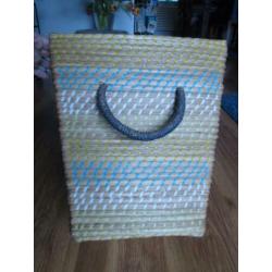 Leuke nieuwe mand met hengels. 33x33x34 cm.